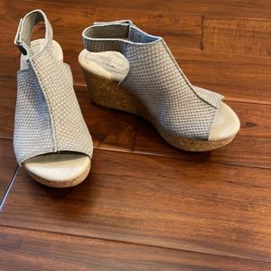 Clarks taupe/gray wedge